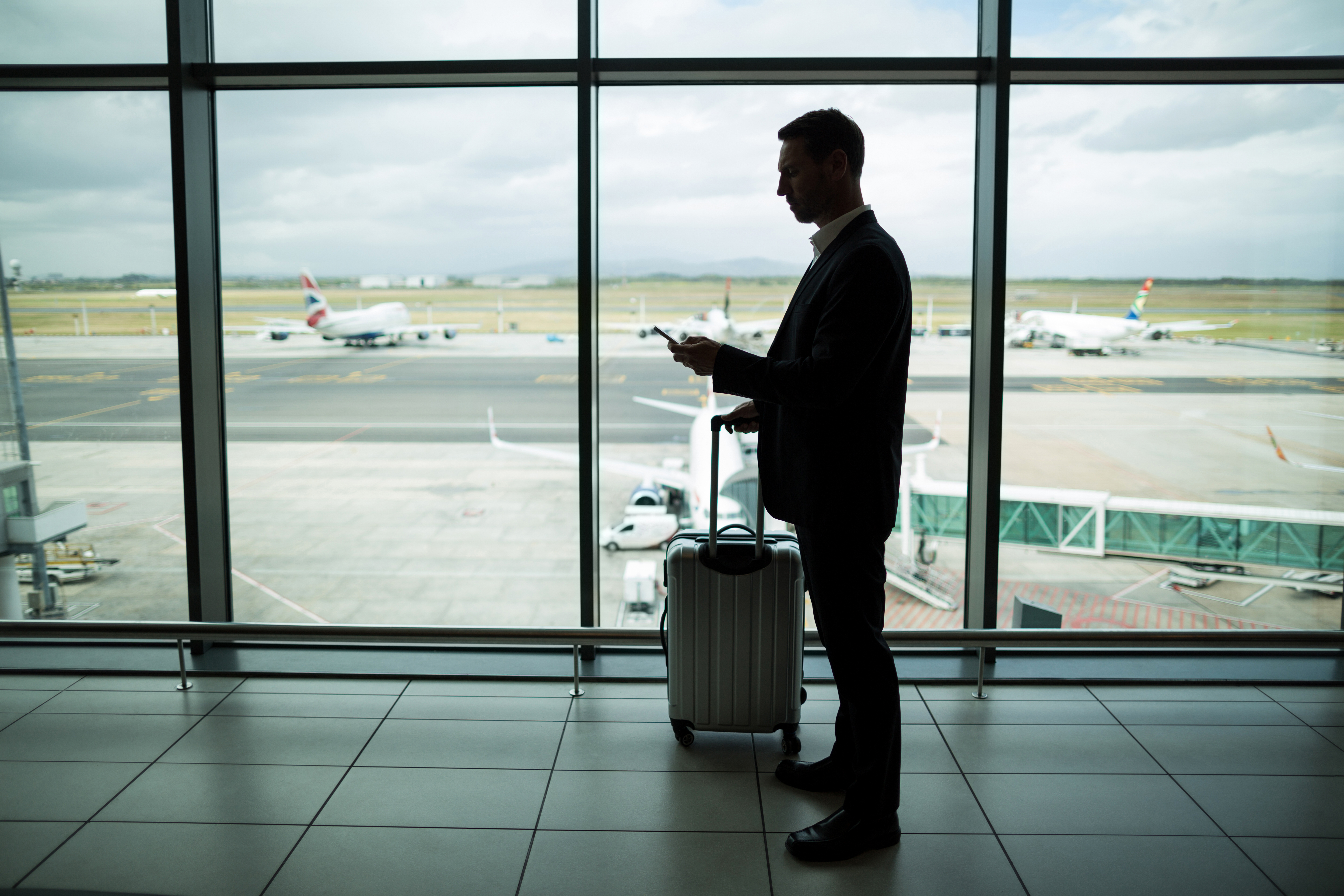 Pasajeros y flujo en zona de accesos aeroportuario