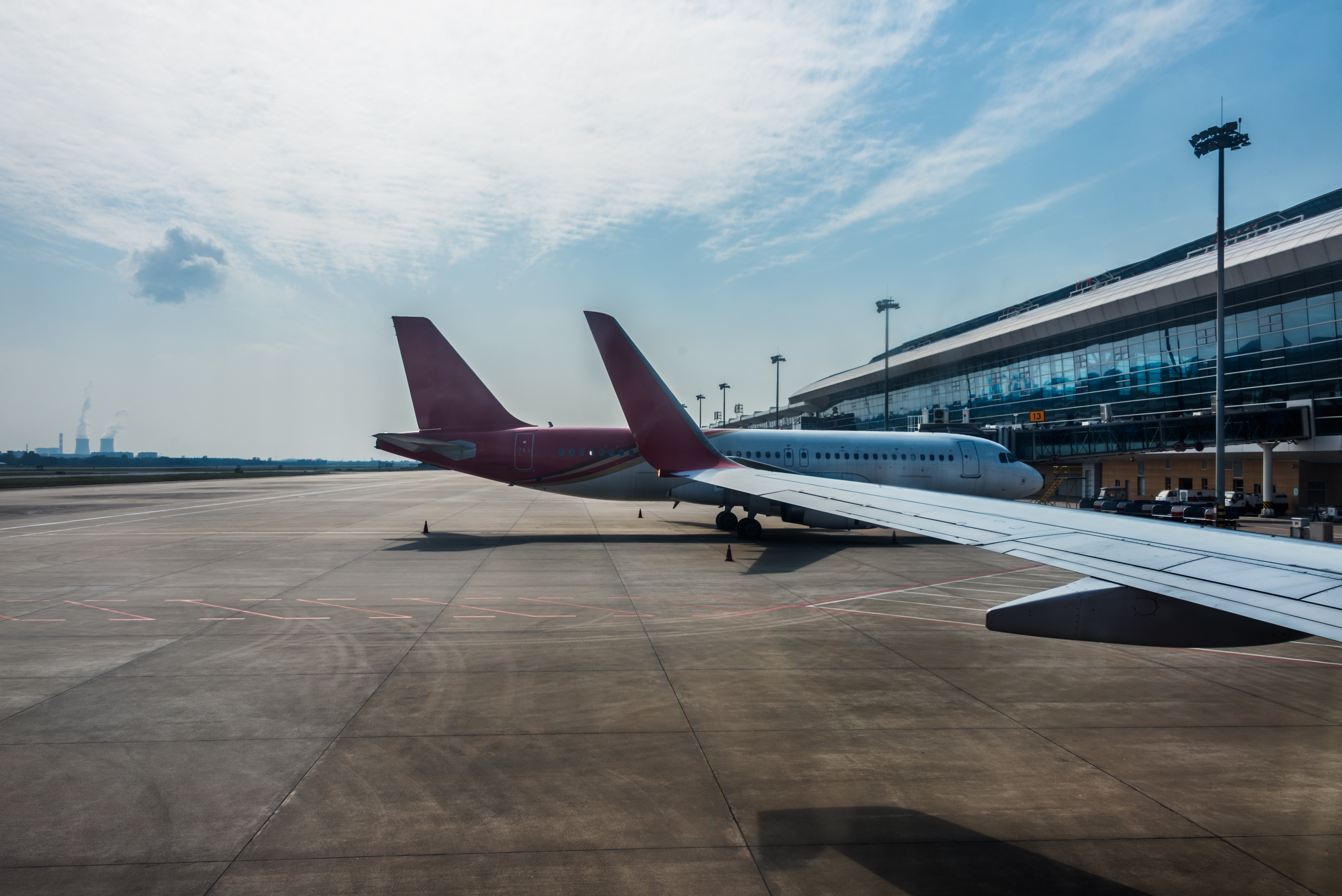 Pistas y operación en aeropuerto moderno — capacitación aeroportuaria